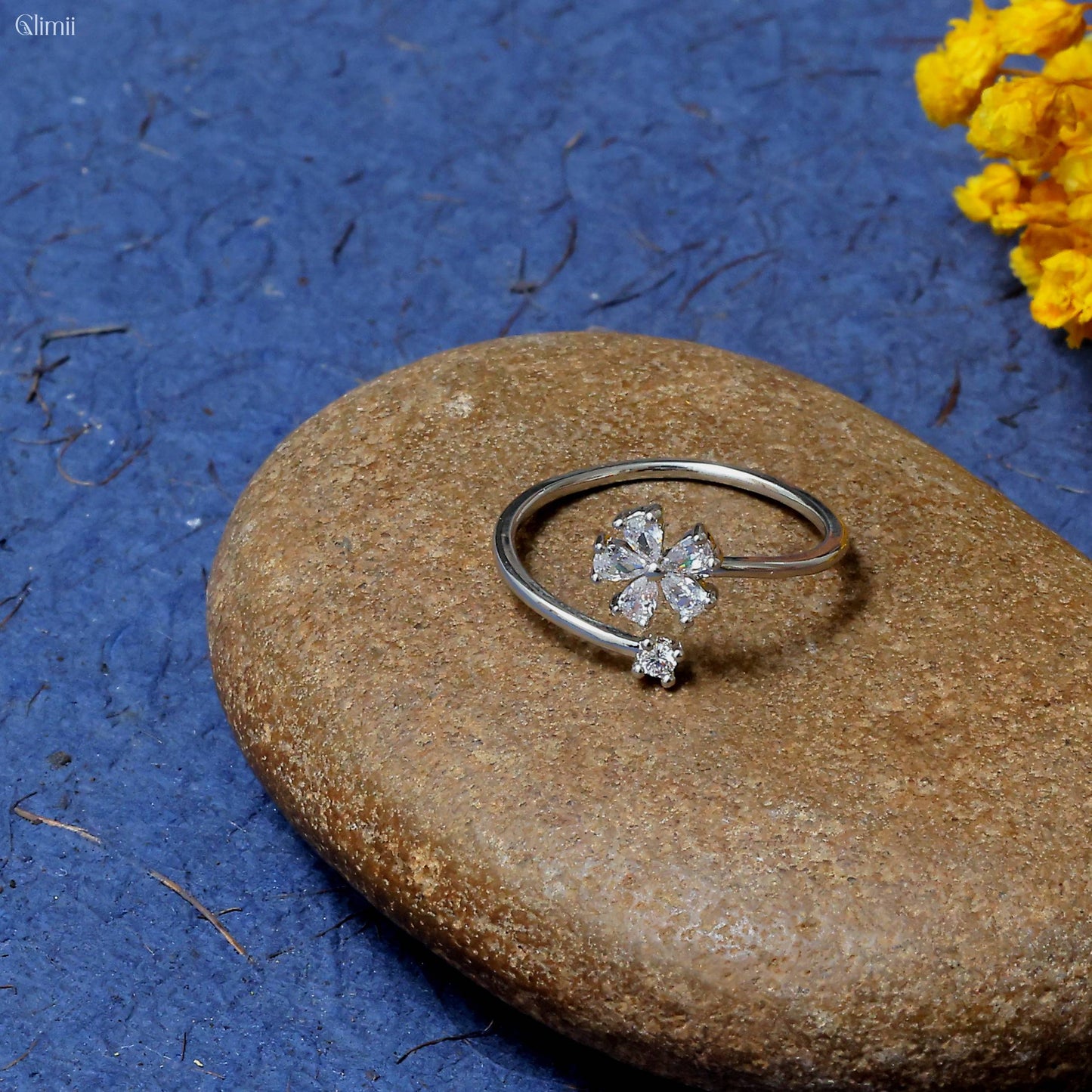 Glimii delicate flower jewelry for women silver ring with crystal petals on smooth stone