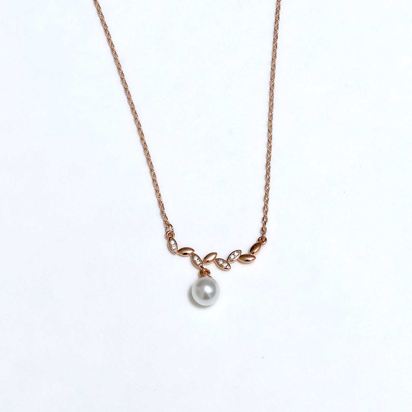 Glimii delicate stainless steel necklace with rose gold leaves and a single pearl pendant