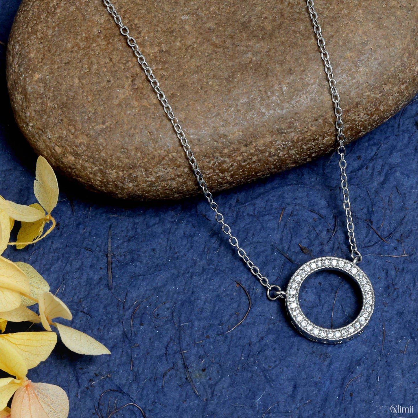 Glimii women's simple geometric jewelry silver circle pendant necklace with rhinestones on chain