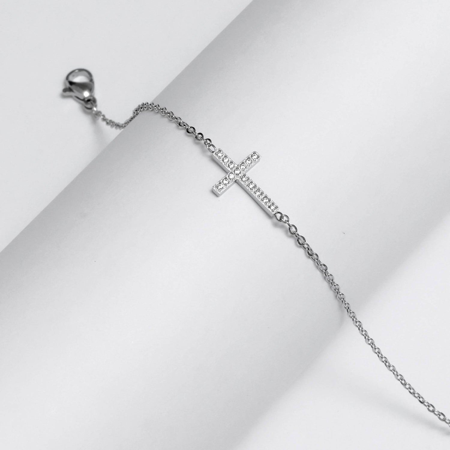 Glimii minimalist cross bracelet in silver with delicate chain and small sparkling stones
